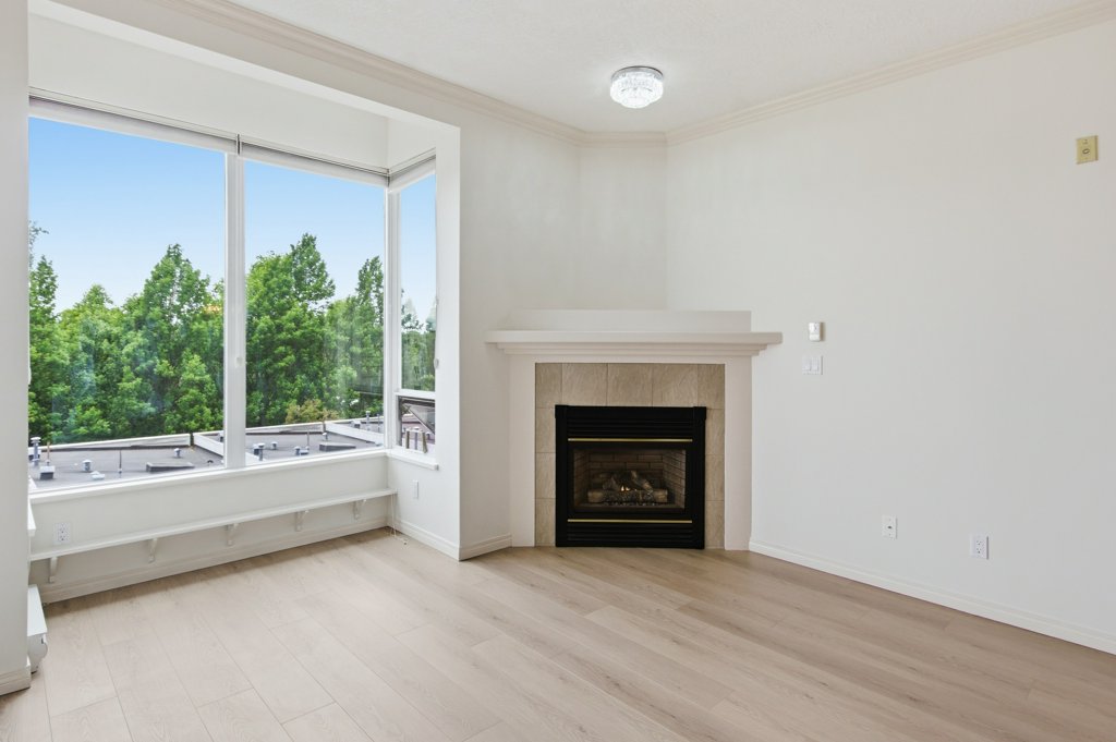 #409 – 380 Waterfront Crescent – photo 04