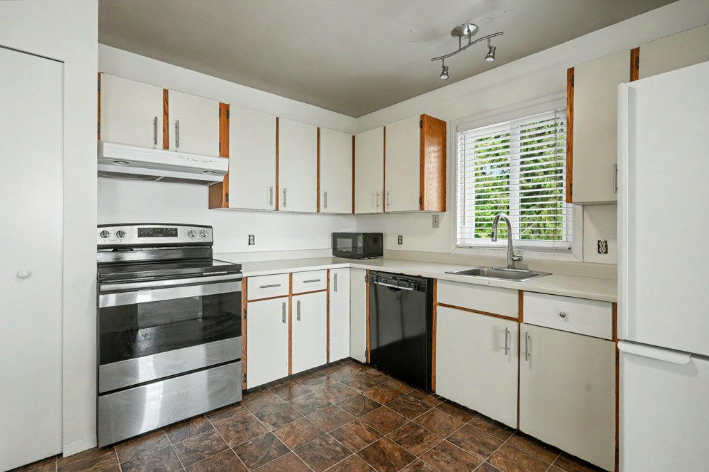 #A – 3370 Fulton Road – upper suite – photo 02