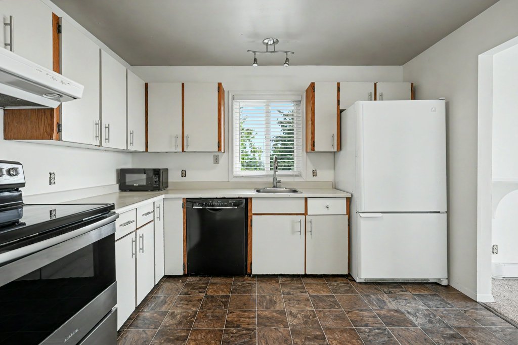 #A – 3370 Fulton Road – upper suite – photo 03